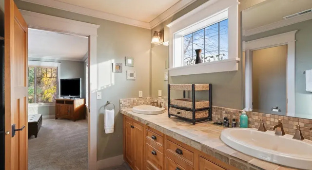 Коттедж с 4 комнатами Craftsman-style Awbrey Home features Gas BBQ by RedAwning