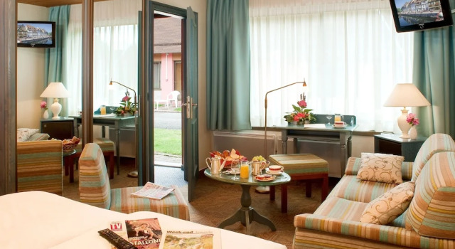 Трёхместный семейный номер Standard с балконом Logis Hostellerie Motel Au Bois Le Sire