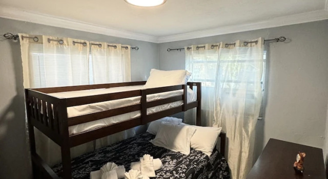 Коттедж Downtown Single Family Modern Bungalow Close To Beaches And Dining 2 Bedroom Home by RedAwning