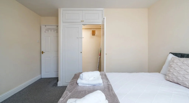 Spacious Pet Friendly 2-bed Apartment in Redhill, Забронировать Апартаменты/квартира Отели Западного Суссекса с парковкой, Парковка