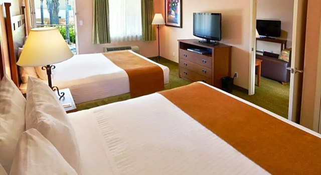 Четырёхместный люкс Lamplighter Inn & Suites at SDSU