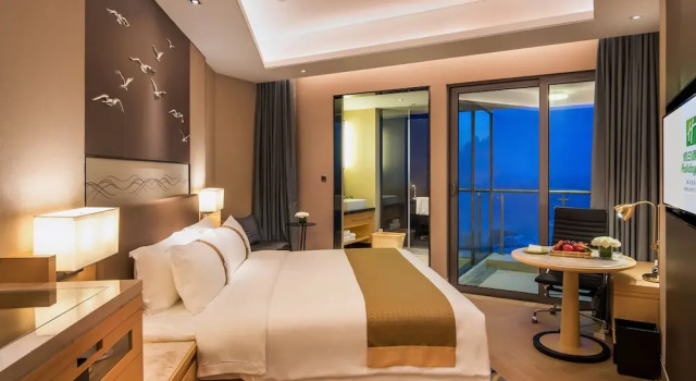 Номер Premium Holiday Inn Haikou West Coast by IHG