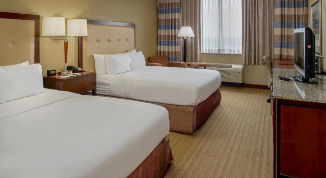 Четырёхместный номер Standard DoubleTree by Hilton St. Louis at Westport