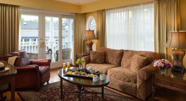 Люкс Grand с балконом и с видом на воду Grand Harbor Inn