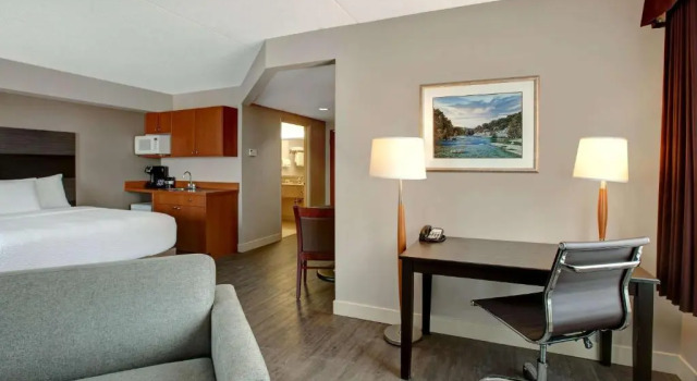 Люкс Deluxe Days Inn & Suites by Wyndham Collingwood