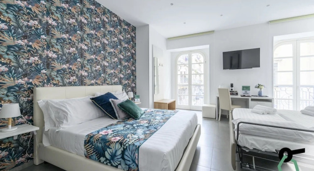 HOTIDAY Room Collection - Napoli Duomo, Забронировать Отель Отели Неаполя с завтраком, рядом с Кафедральный собор Неаполя, Завтраки