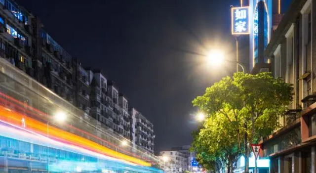 Home Inn Nanchang North Xiangshan Road Pedestrian Street, Rezerwuj Hotel Donghu 