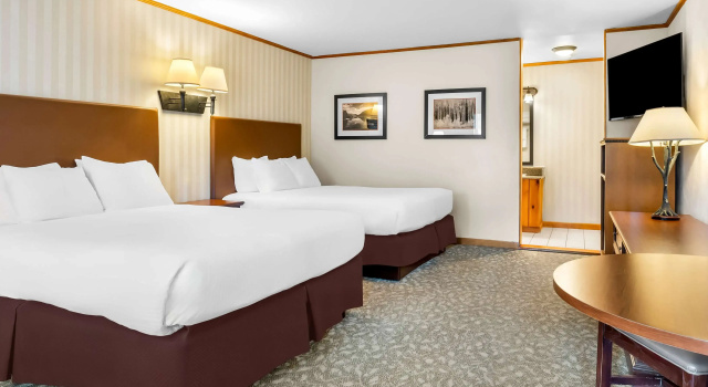 Четырёхместный номер Standard с балконом Best Western Adirondack Inn