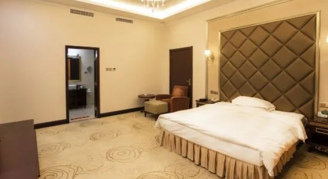 Двухместный люкс с видом на сад Man Zhou Li Diplomacy Hotel