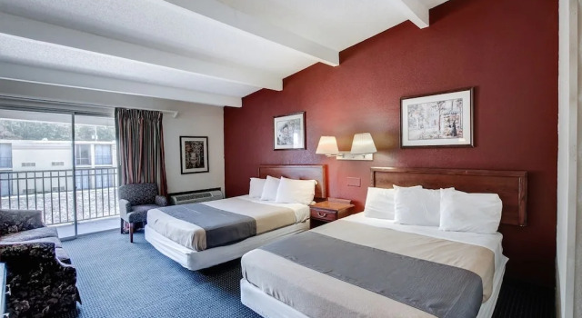 Четырёхместный номер Standard с балконом Red Carpet INN Whippany