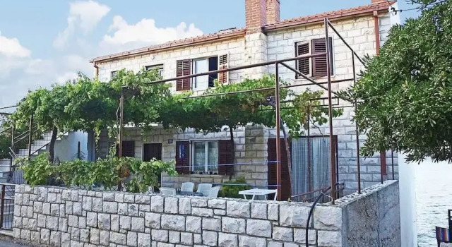 Sova - 20 m From Beach - A1, Rezerwuj Hotel Hotele w Split-Dalmatia County z parkingiem, Parking