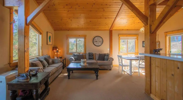 Bearfoot Lodge Near Fishing and Hiking, Забронировать Дом для отпуска Траки Скво-Вэлли, рядом с Гольф-клуб Tahoe Donner