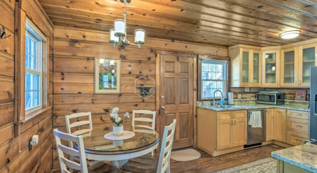 Коттедж Screened Porch & Grill: Waterfront Landrum Cottage