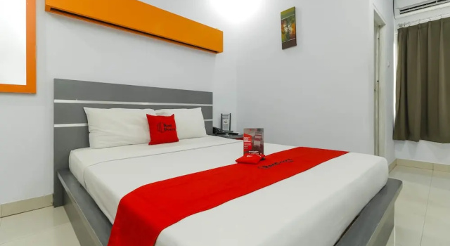RedDoorz near Manado Town Square, Book Hotel Hotels in Sulawesi with Parking, Parking