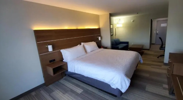 Люкс Holiday Inn Express Hotel & Suites Kinston by IHG