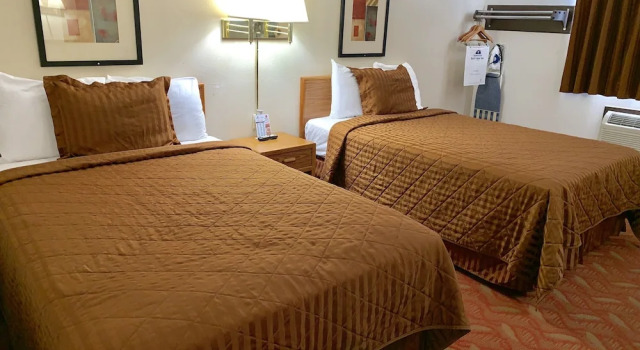 Четырёхместный номер Standard с балконом Americas Best Value Inn & Suites Sidney