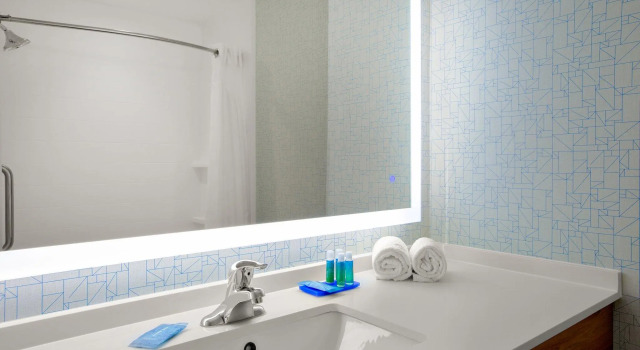 Четырёхместный номер Standard Holiday Inn Express Hotel & Suites Ontario by IHG