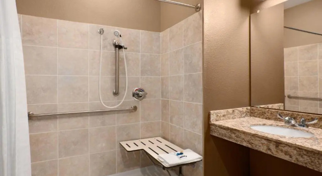 Двухместный люкс Microtel Inn & Suites by Wyndham Kenedy Karnes City