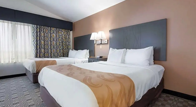 Sechser Suite Quality Inn & Suites