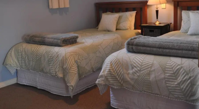 Blue Thistle Cottages, Забронировать Отель Отели Те-Анау с парковкой, Парковка