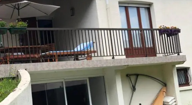Апартаменты Appartement donnant sur jardin avec terrasse.