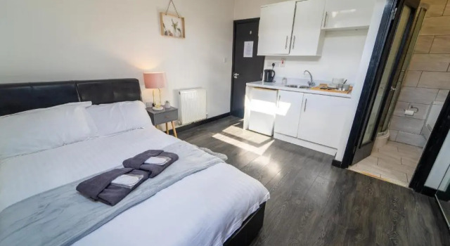 Студия STAY SA Cosy equipped studios available 10 mins from the city! Free WIFI &50" SMART TVs