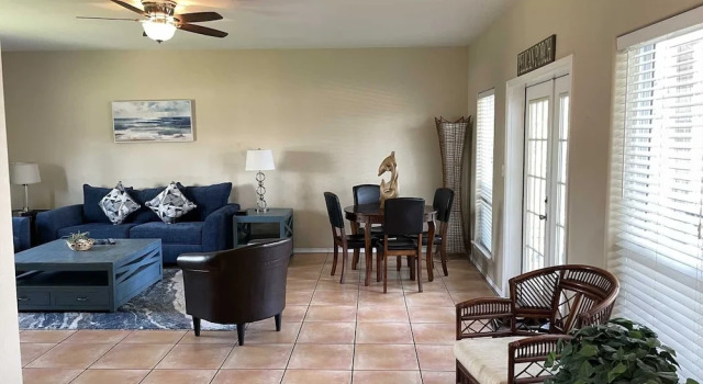 Коттедж с 4 комнатами 126 E Pike 4 Bedroom Home by RedAwning