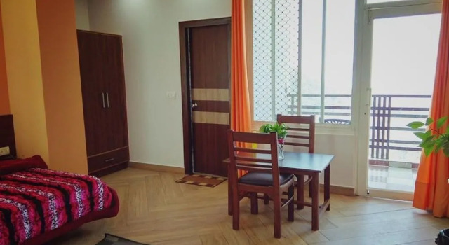 Hotel Sparrow Nest, Rezerwuj Hotel Hotele w Uttarakhand z basenem, Basen