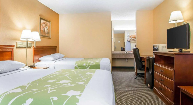 Четырёхместный номер Standard Econo Lodge Saint Robert