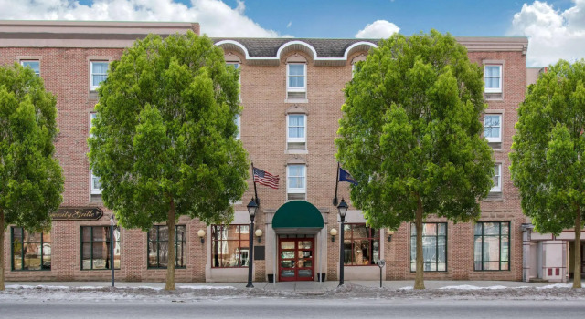 Кровать в общем номере University Hotel & Suites Shippensburg, Trademark by Wyndham