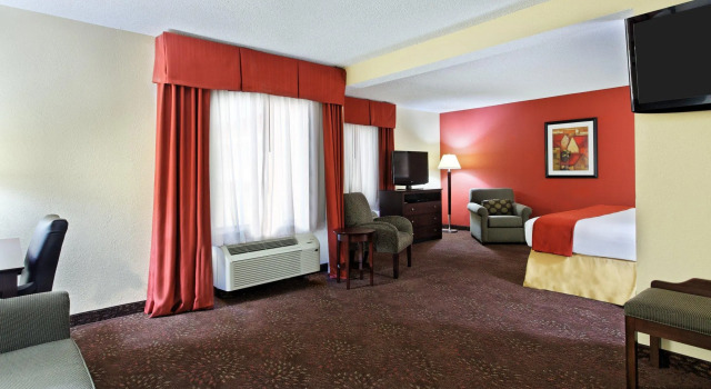 Двухместный люкс Holiday Inn Express Hotel & Suites Knoxville-North-I-75 Exit 112 by IHG