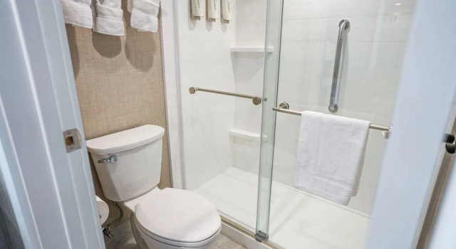 Шестиместный семейный люкс Spray Beach Oceanfront Hotel