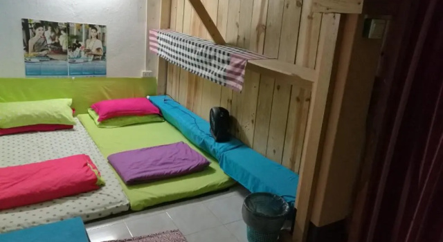 Кровать в общем номере Viradesa Guesthouse