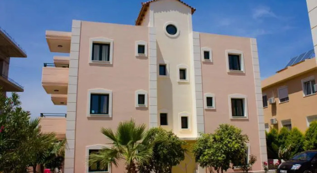 Pella Apartments