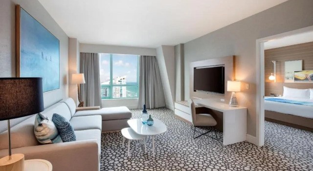 Двухместный люкс Diplomat Intracoastal View Signia by Hilton Diplomat Beach Resort