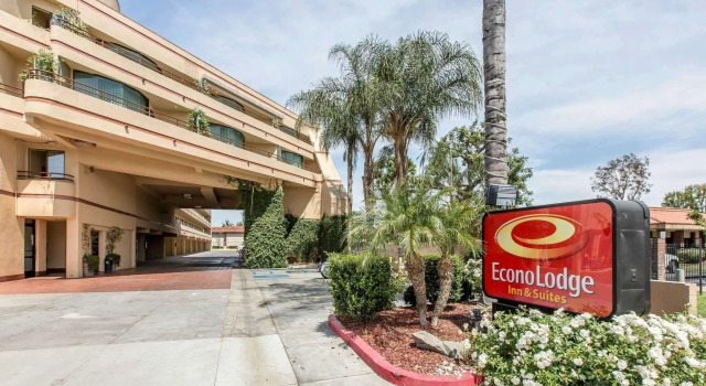 Люкс Econo Lodge Inn & Suites Riverside - Corona