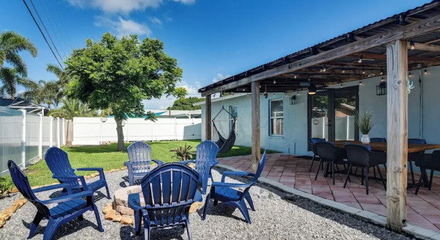 Коттедж 4 Mi to Indian Rocks Beach: Home w/ Backyard Oasis