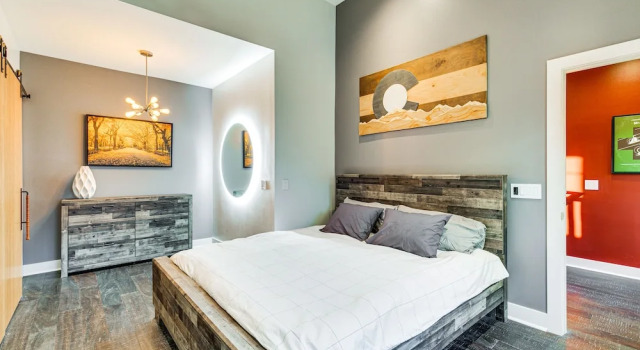Stylish Omaha Home w/ Balcony - 2 Mi to Downtown!, Забронировать Апартаменты/квартира Апартаменты Омаха, рядом с Boys Town National Research Hospital - Downtown, Апартаменты/квартира