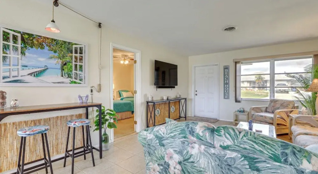 Коттедж Venice Home w/ Fenced Yard: 4 Mi to Beach!