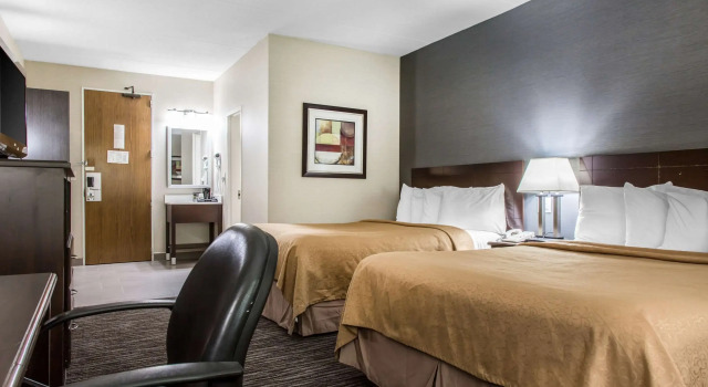 Четырёхместный номер Standard Quality Inn & Suites Danbury near University