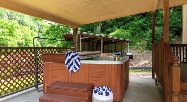 Коттедж 2 Mi to Dtwn: Spacious Gatlinburg Home w/ Hot Tub!