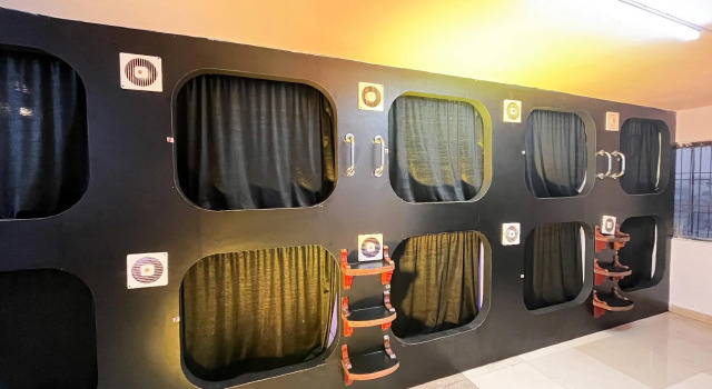Madsquad Hostel Dorms & Rooms, Забронировать Хостел Хостелы Варанаси, рядом с Jantar Mantar Mandir, Хостел