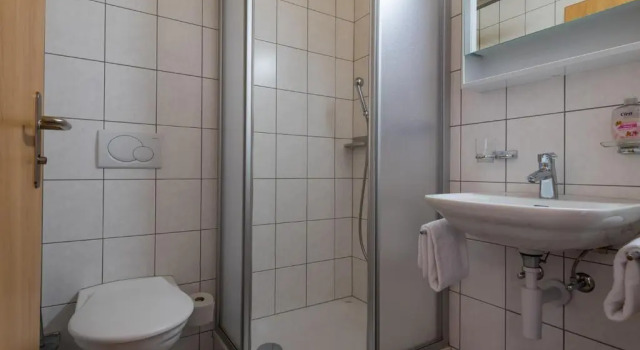 Кровать в общем номере с 6 комнатами Sport Resort Fiesch - Fiescher Hostel