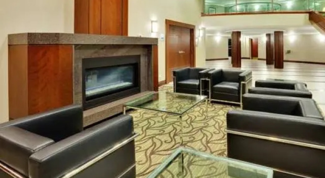 Кровать в общем номере GLō Best Western Mississauga Corporate Centre