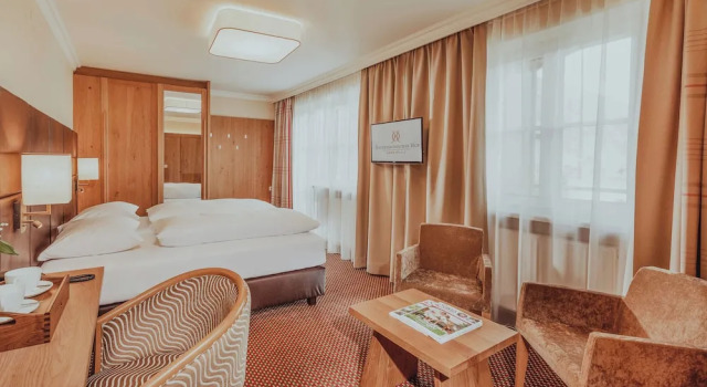 Двухместный номер Comfort Österreichischer Hof-im Bademantel direkt in die Alpentherme