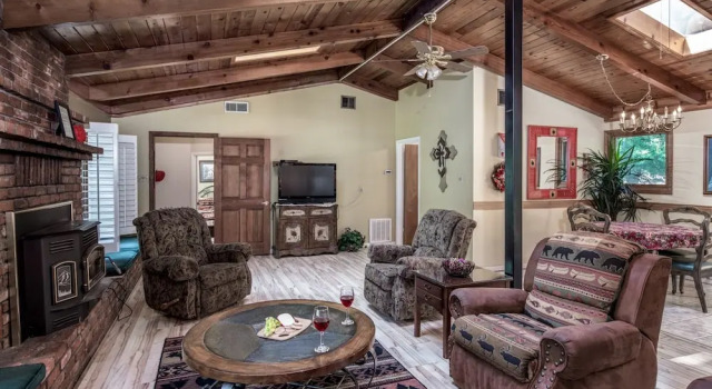 Lady Marmalade's River Cottage - Five Bedroom Cabin, Varaa Lomakoti Ruidoso New Mexico