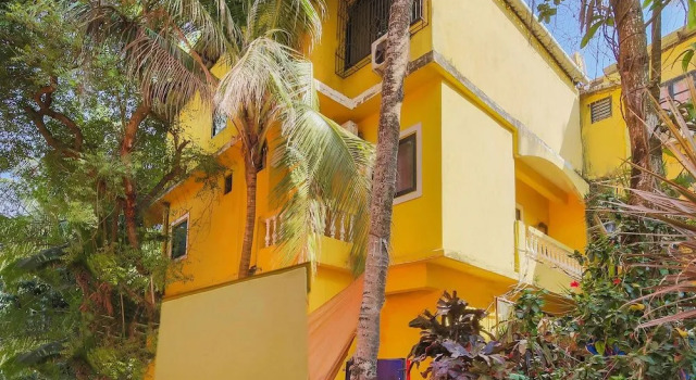 OYO 24240 Yadhens, Prenota Hotel Baga 