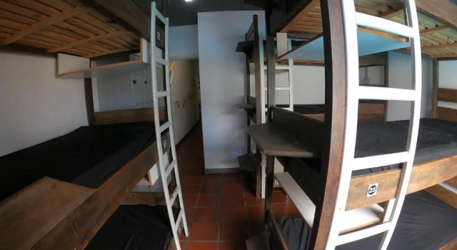 Кровать в общем номере (мужской номер) World Hostel - Canasvieiras
