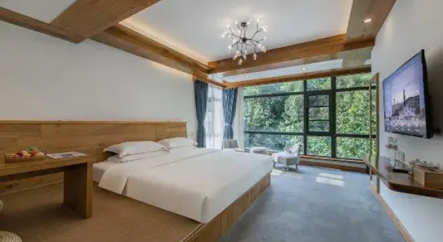 Кровать в общем номере Heart of Forest Homestay