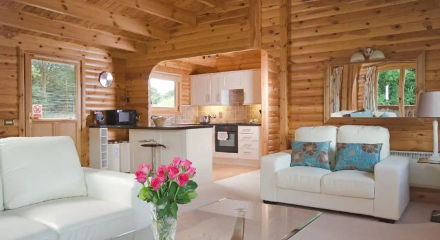 Лодж с гидромассажной ванной с 2 спальнями South Winchester Lodges